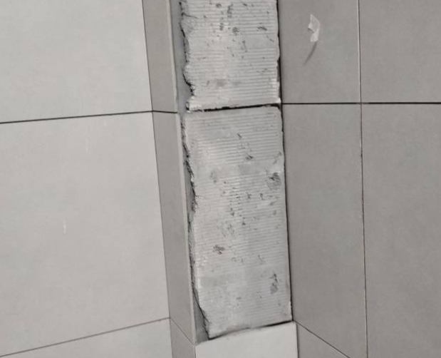 贺州瓷砖空鼓维修公司分享下瓷砖施工前基层浇水润湿程度不足，可能导致以下问题